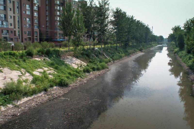 Corso d'acqua inquinato a Tongzhou